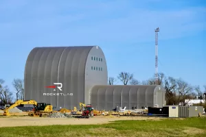 أول عقبة تواجهها Rocket Lab لإطلاق صاروخها الجديد هي نقله إلى منصة الإطلاق