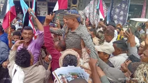 اخبار المناطق – احتجاج كبير في الضالع يعبر عن الاستياء من الأوضاع الماليةية ويؤكد الالتزام بخيار الاستعادة