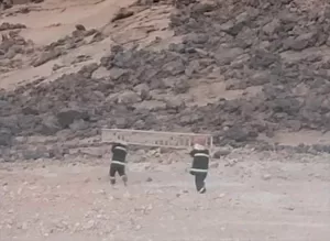 اخبار المناطق – الدفاع المدني في شبوة يلبي نداء الاستغاثة لثلاثة شباب محاصرين في جبل شرق عتق