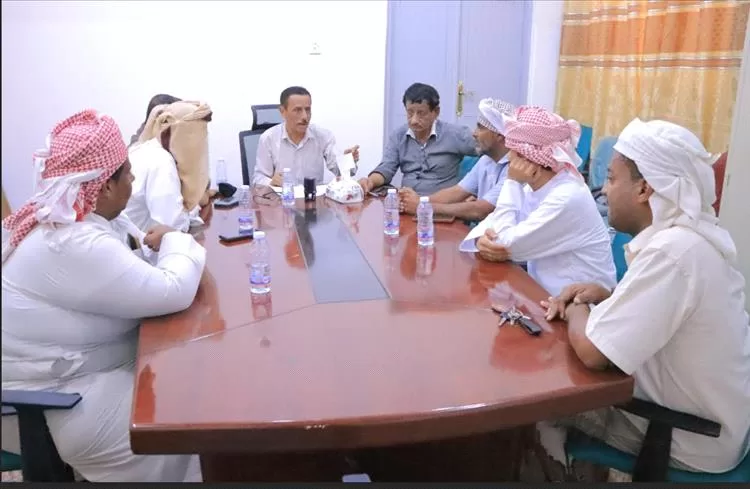 الدكتور العمودي يلتقي باللجنة الصحية المجتمعية بمديرية رماه الصحراوية