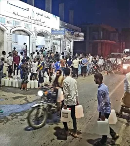 اخبار المناطق – تزايد أزمة مياه الشرب في تعز مع طوابير ممتدة ومعاناة متزايدة