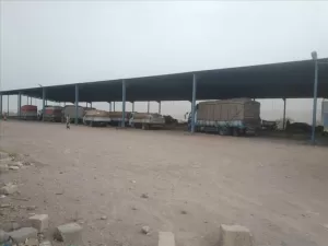 اخبار المناطق – توقيف شاحنات محملة بالخضروات نتيجة تصاعد الاحتجاجات في حضرموت