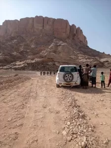 اخبار المناطق – مأساة جبل بعتق: وفاة مهاجر إثيوبي وإصابة آخر، واستمرار عمليات إنقاذ ثالث.