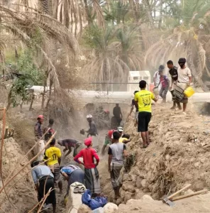 اخبار المناطق – مبادرة شبابية في دوعن بحضرموت تعمل على فتح قنوات الري لنخيل والأشجار المثمرة