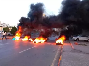 اخبار عدن – احتجاجات عنيفة وقطع طرق في عدن صباح الجمعة بسبب انقطاع التيار الكهربائي