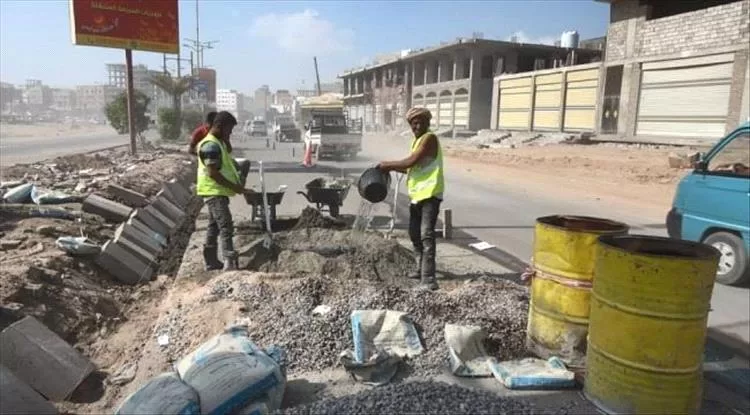 مشاريع الأمر المباشر في عدن لا تزال تلتهم ميزانية الحكومة.. إلى متى يستمر العبث؟