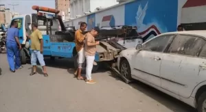اخبار عدن – انطلاق حملة في مديرية المنصورة لإزالة المركبات التالفة من الطرقات