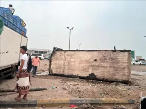 اخبار عدن – حادث سير في فتحة كابوتا يؤدي إلى انقلاب شاحنة تجارية