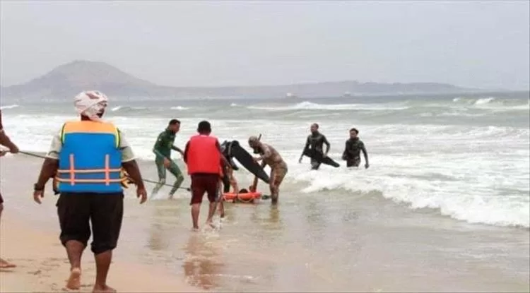 خفر السواحل ينقذ 7 أشخاص من الغرق في حضرموت خلال موسم