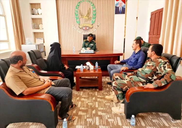 مدير عام شرطة شبوة يبحث التنسيق والتعاون مع مجموعة أصدقاء القانون الدولي الإنساني