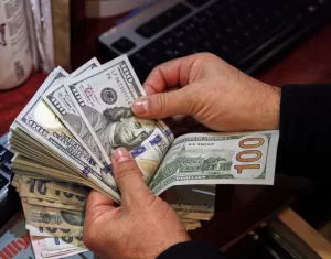 الذهب ينخفض مع صعود مؤشر الدولار الأمريكي
