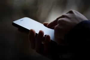 القراصنة يحاولون سرقة كلمات المرور والبيانات الحساسة من مستخدمي تطبيق مشابه لـ Signal