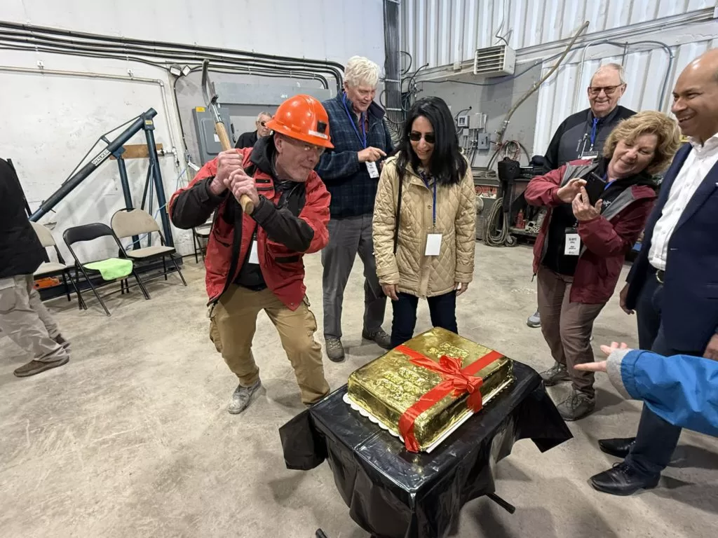 Blue Lagoon chief geologist Bill Cronk "cuts" the cake during the mine reopening ceremony. (Image: Bruno Venditti)