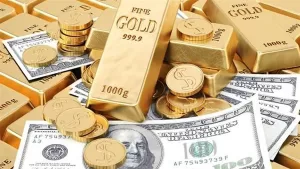 أسعار الذهب تنخفض عالمياً بسبب تراجع الدولار في سوق العملات