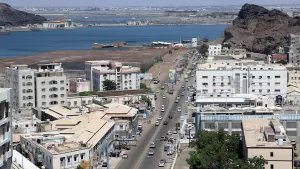 عدن: تدهور العملة يؤدي لارتفاع الأسعار… وترقب لزيادة أسعار الوقود – شاشوف