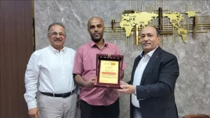 عدن: نائب وزير الصناعة والتجارة، المستشار سالم الوالي، يكرم المحامي أحمد الجعملي
