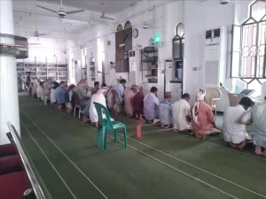 غياب الشيخ صالح اليافعي يحدث شغورًا في مسجد الرحمة وتأثيره على المصلين في البريقة