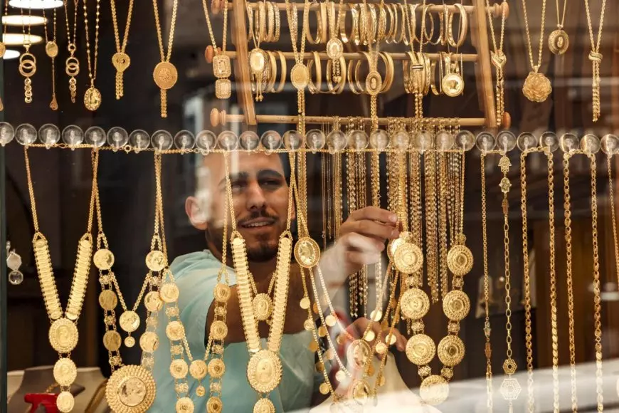ارتفاع مفاجئ.. أسعار الذهب اليوم في مصر وسط ترقب عالمي.. هل الوقت مناسب للشراء أم البيع؟