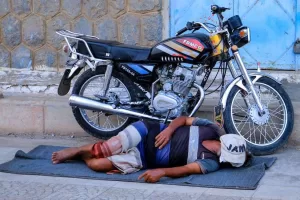 لهيب الصيف يشتد في عدن… 20 ساعة بدون كهرباء – شاشوف