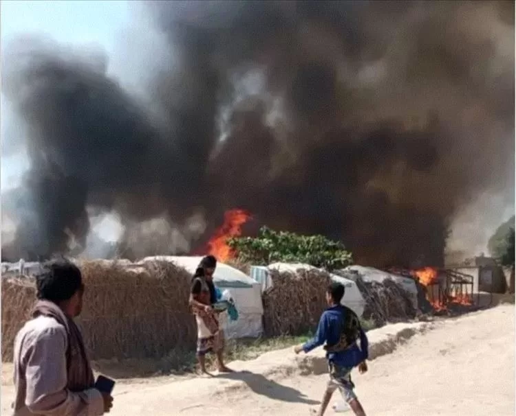 كارثة في الحديدة.. النيران تبتلع 18 منزلًا للنازحين في القناوص