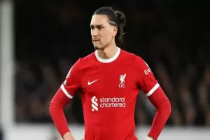 نجم ليفربول يُثير الجدل… لاعب الفريق يتهكم على
