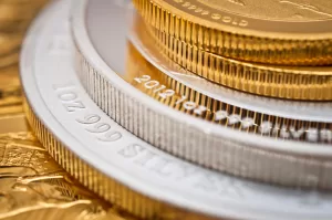ينخفض سعر الذهب مع تراجع المخاوف التجارية، بينما تتجه أسعار الفضة نحو الارتفاع