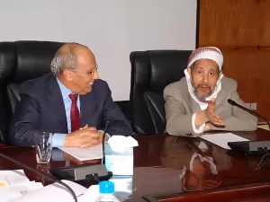 صورة تاريخية تجمع الدكتور عبدالكريم الأرياني بالزعيم السياسي الأستاذ عبدالوهاب الآنسي.