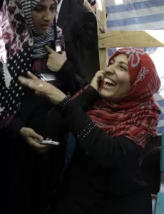 صورة لحظة إبلاغ توكل كرمان بفوزها بجائزة نوبل للسلام