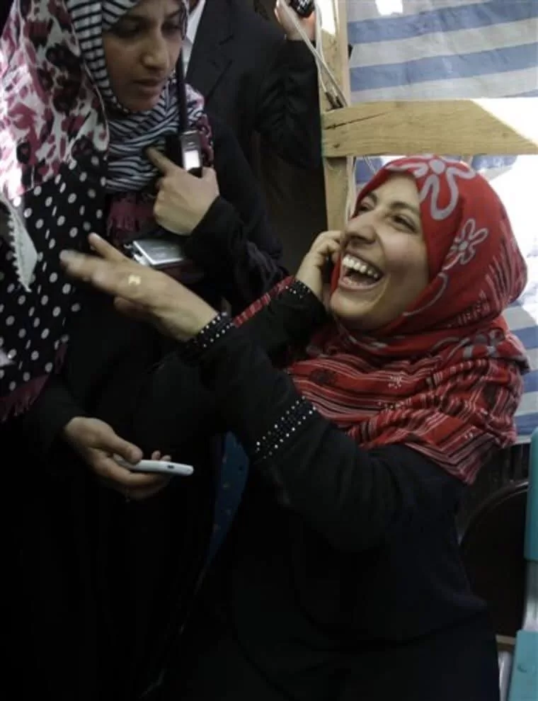 صورة لحظة إبلاغ توكل كرمان بفوزها بجائزة نوبل للسلام