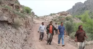 اخبار المناطق – استمرار أعمال التعبيد في طريق سيلة غزال بالضالع والمشروع يحتاج إلى المزيد من الجهود