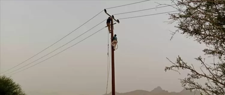الحوثيون يستهدفون فريقاً فنياً خلال صيانة كهرباء مأرب في حريب