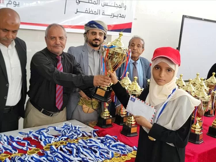 بحضور مدير مكتب التربية والتعليم بتعز .. انطلاق فعاليات مسابقة صيف نعمة رسام 2025 وتكريم الفائزين