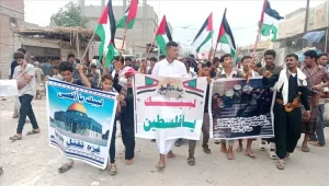 اخبار المناطق – تظاهرة كبيرة في مديرية خنفر تضامنًا مع الشعب الفلسطيني احتجاجًا على الإبادة.