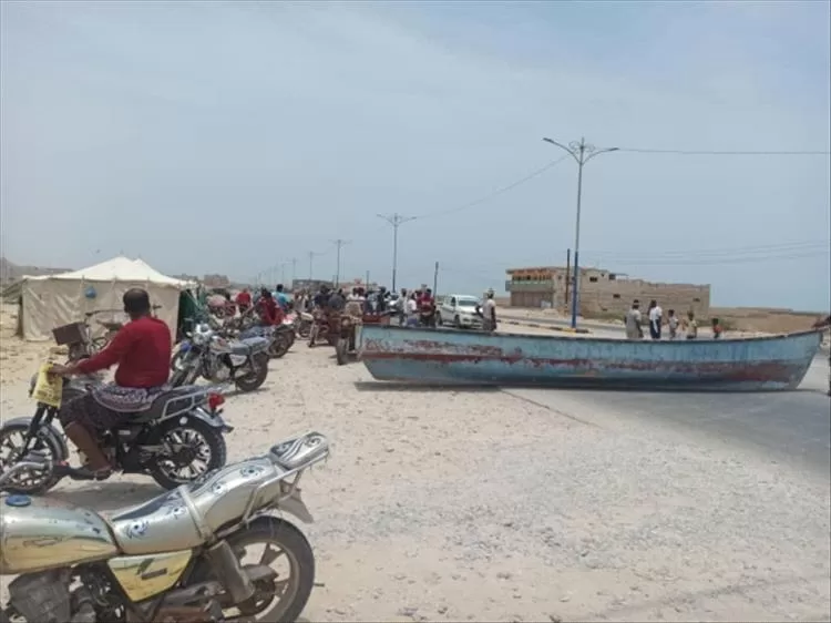 للمرة الثانية.. محتجون يقطعون شارع عام في حضرموت تنديدًا بتدهور الخدمات