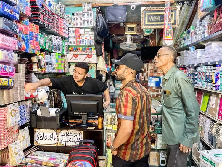 حملة لضبط أسعار المواد القرطاسية بمديرية صيرة بعدن تزامناً مع العام الدراسي الجديد