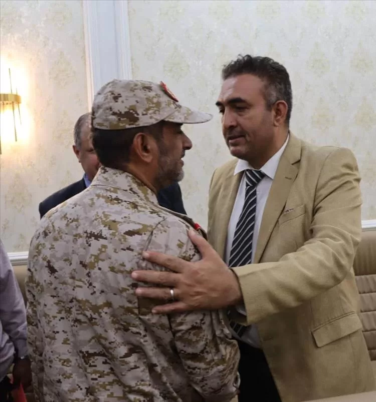 الجنيدي يناقش مع بن عزيز تداعيات الهجرة غير الشرعية إلى أبين ويدعو لتوحيد القوات العسكرية في الجنوب