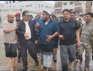 اخبار عدن – الداؤودي والحسيني يراقبان جهود تصريف مياه الأمطار في بعض شوارع المديرية