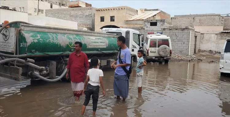 السلطة المحلية في مديرية المنصورة تتخذ إجراءات سريعة لتصريف مياه الأمطار في حي حاشد