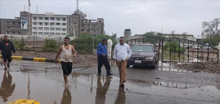 مدير عام مديرية التواهي يقوم بجولة تفقدية لتفقد أضرار المنخفض الجوي