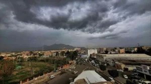 اخبار عدن – سماء غائمة في المدينة مع أجواء من الترقب صباح السبت