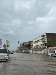 اخبار عدن – شوارع عدة في عدن تتعرض للفيضانات نتيجة الأمطار.. اختبارات تكشف تلاعبًا في مشاريع الطرق