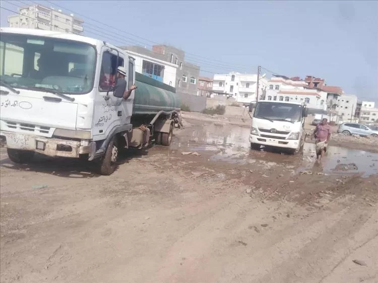 صندوق النظافة عدن يواصل حملة شفط مياه الأمطار