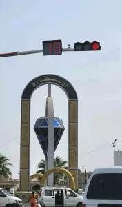 اخبار عدن – عدن تحتفل بتركيب إشارة مرورية جديدة.. خطوة نحو تنظيم شوارع المدينة واستعادة الانضباط في حركة السير