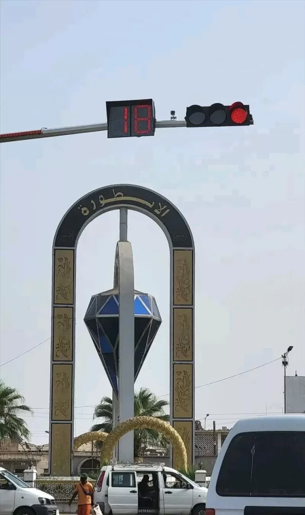 أخبار عدن - عدن تحتفي بإشارة مرور جديدة.. بداية لتنظيم شوارعها واستعادة الانضباط المروري