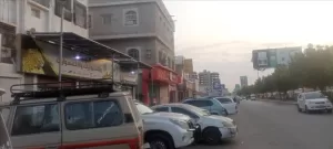 اخبار عدن – متاجر الهواتف في شارع عبدالعزيز بالمنصورة تستمر في تقديم السلع بالريال السعودي