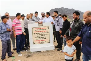 اخبار عدن – مدير عام البريقة يبدأ مشروع تطوير وبناء مظلات على ساحل أشيد ويطلق العمل فيه