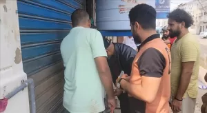 اخبار عدن – مكتب الصناعة في المنصورة يستمر في حملته لمراقبة الأسعار ويغلق عدة محلات.