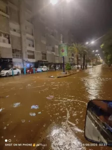 اخبار عدن – هطول أمطار غزيرة ي flooding شارع مدرم في المعلا