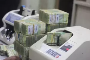 اقتصادي يمني: تراجع سعر الصرف ناتج عن “حدث سياسي” غير عادي.