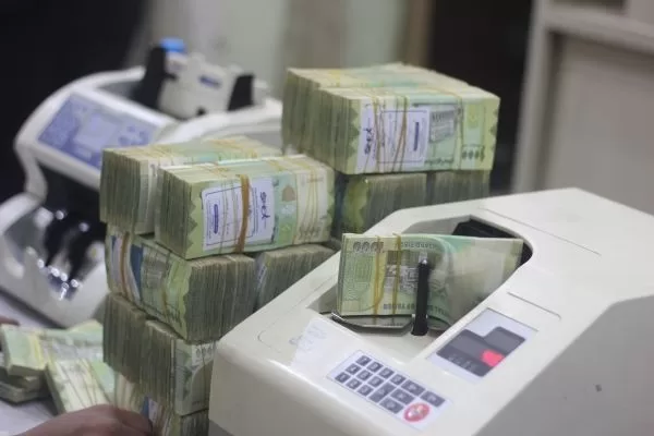 خبير اقتصادي يمني: هبوط سعر الصرف جاء نتيجة "صدمة سياسية" غير مسبوقة